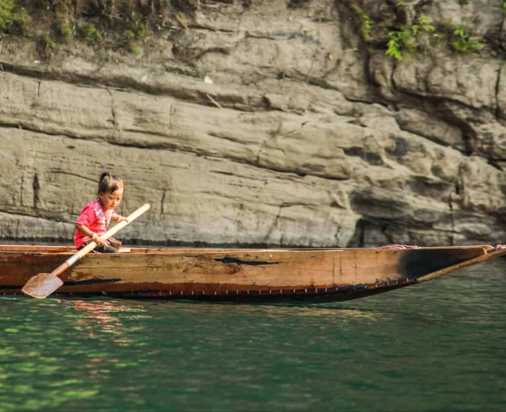 A little girl rowing in Dawki
